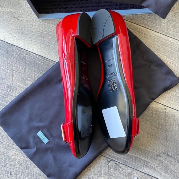NWT Prada Red Patten Leather Ballet Flats Rounded Toe Gold Buckle Size 41.5 - Picture 9 of 14